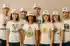 Equipe usando bonés e camisetas personalizadas Trama & Co